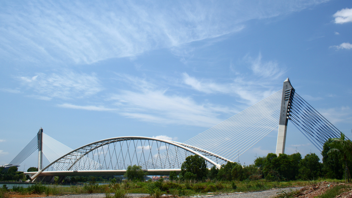 Один из многочисленных мостов Путраджаи (Putrajaya)