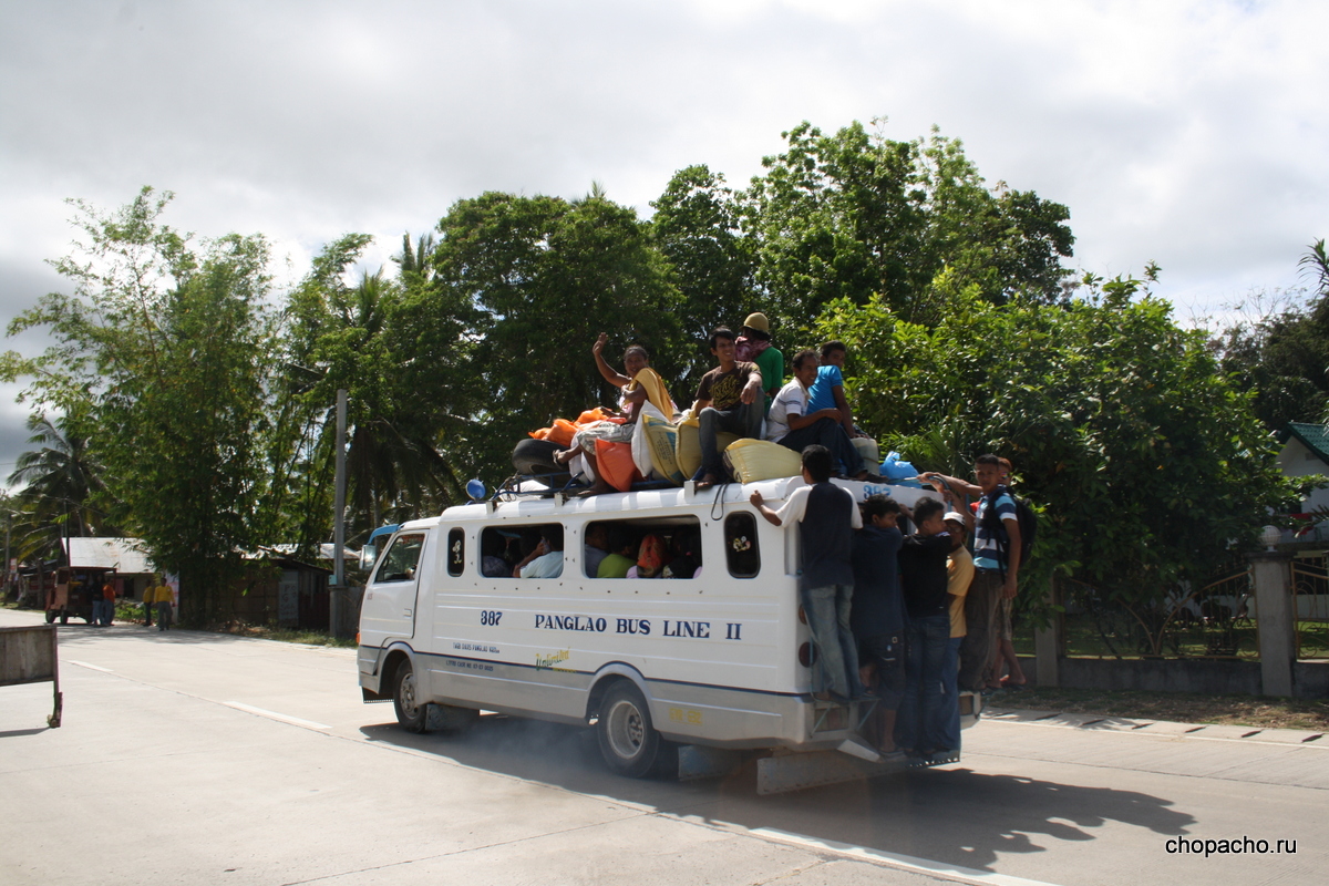 Почти полный автобус на Филиппинах