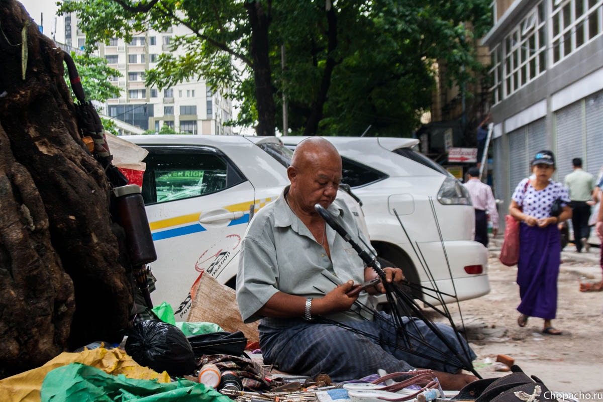 Мьянманцы работают и обедают на улицах.