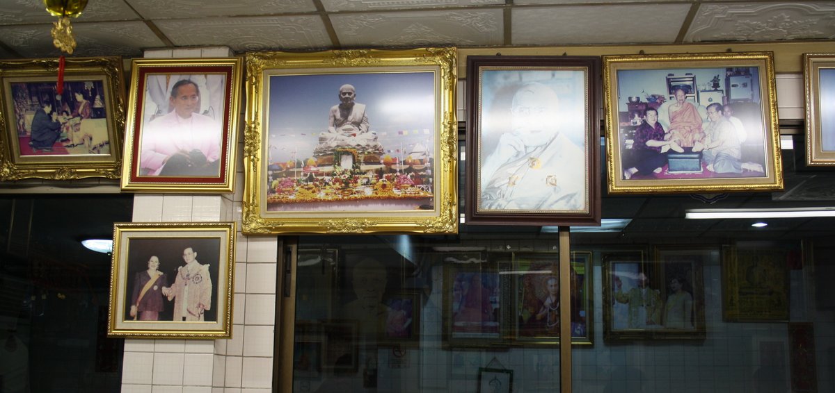 Китайская кафешка была сплошь увешана картинами и портретами местных лидеров