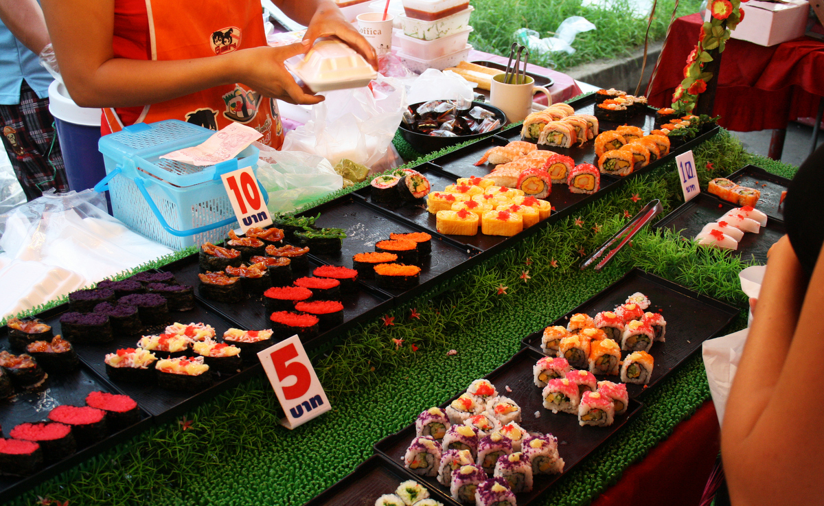 Дешевые суши на локал маркете в Ао Нанге, Краби