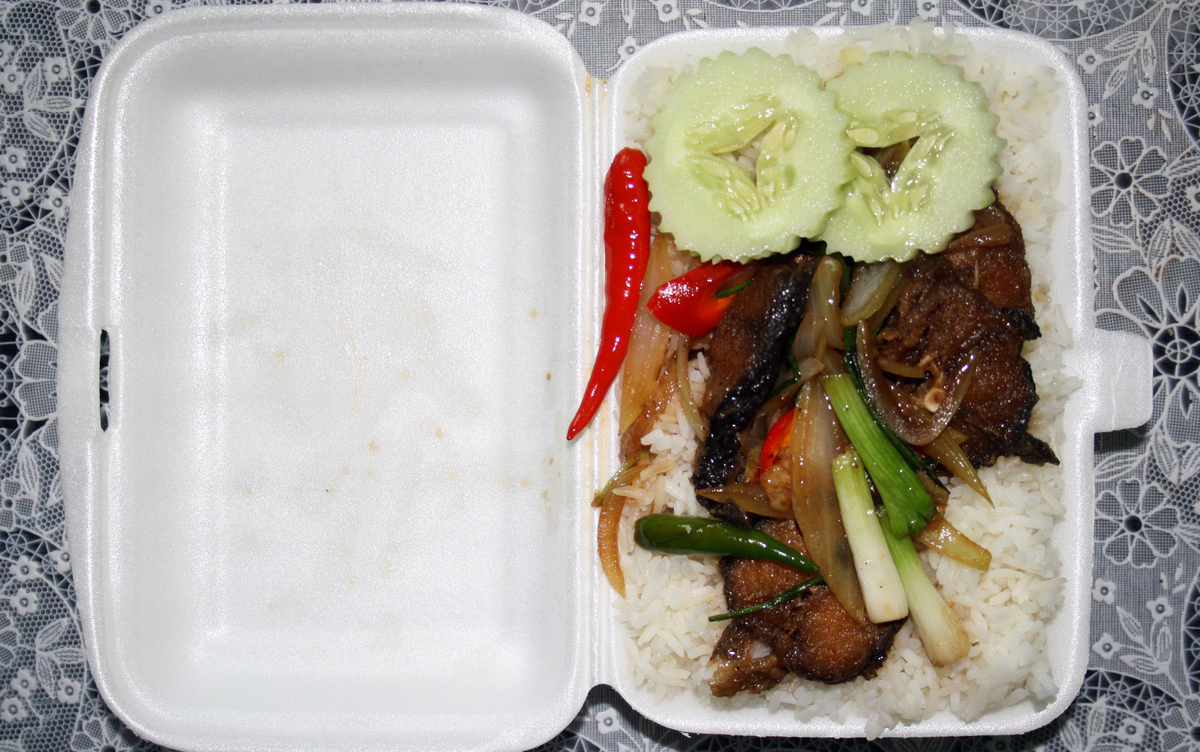 Рис с овощами и мясом из тайской столовой