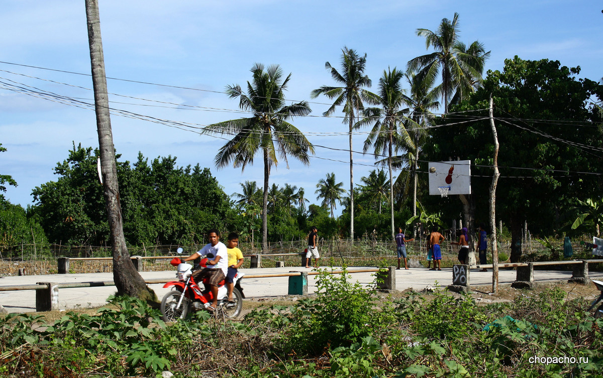любимые занятия филиппинцев: езда на байке и игра в баскетбол