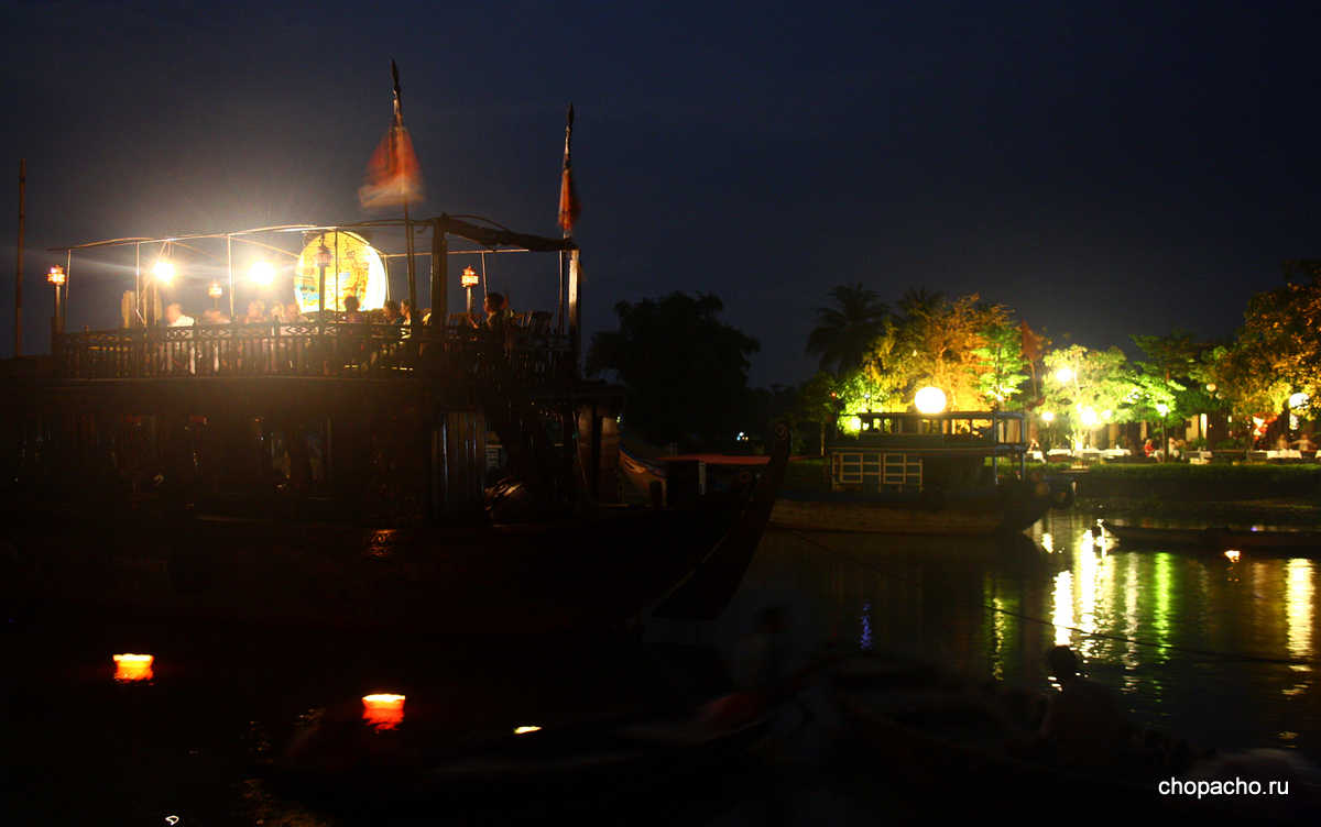 плавучий ресторан на реке Хой Ан