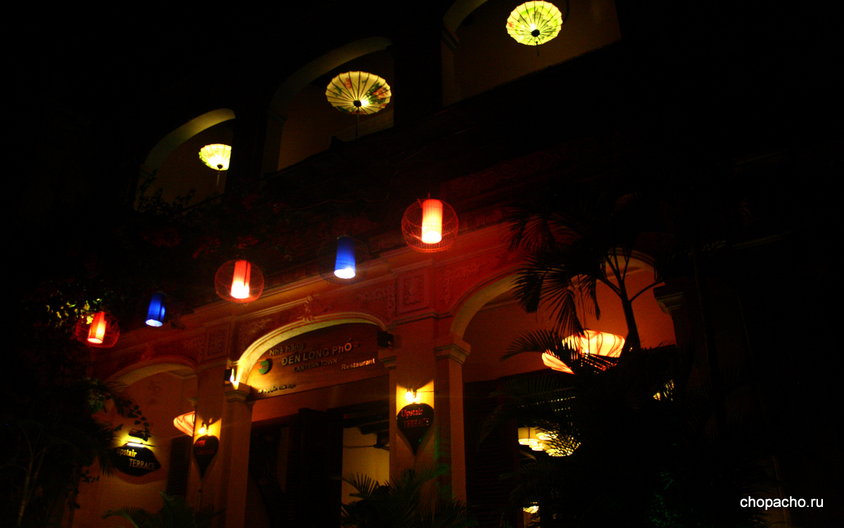фонарики на праздник огня в Хой Ан