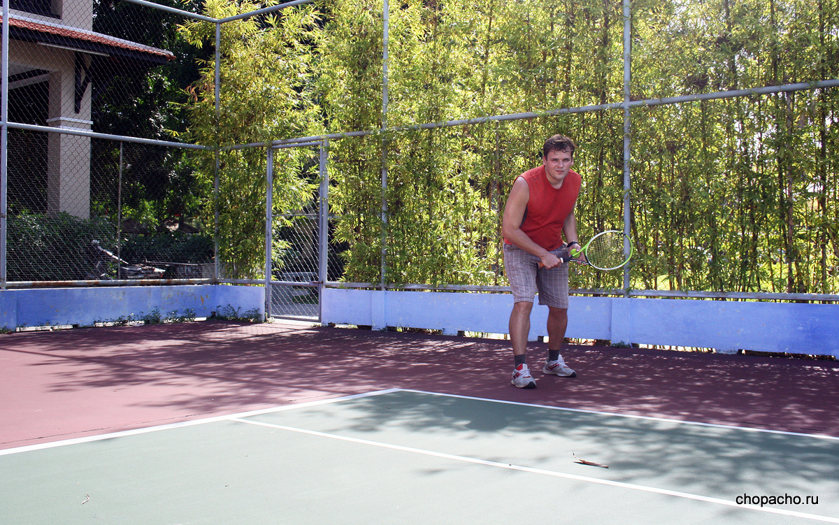Игра в большой теннис в Хой Ане.