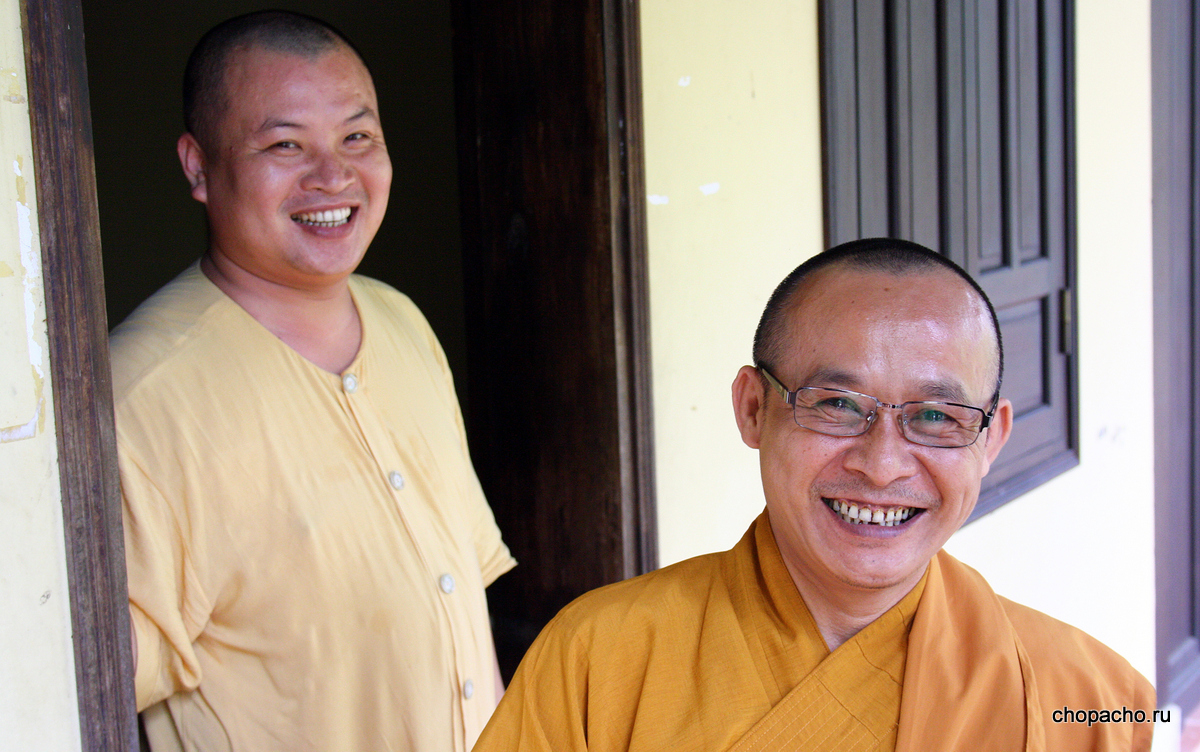 Веселые монахи буддийского монастыря в Хой Ане, Вьетнам