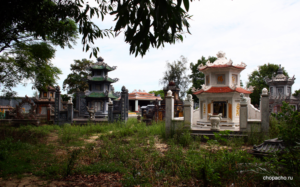 Древнее кладбище буддийского монастырь в Хой Ане, Вьетнам