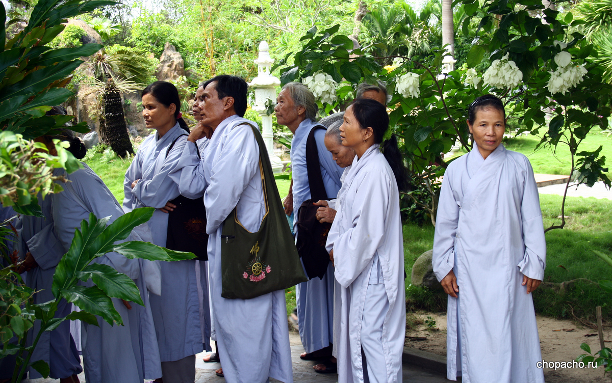 Прихожане монастыря в Хой Ане, Вьетнам
