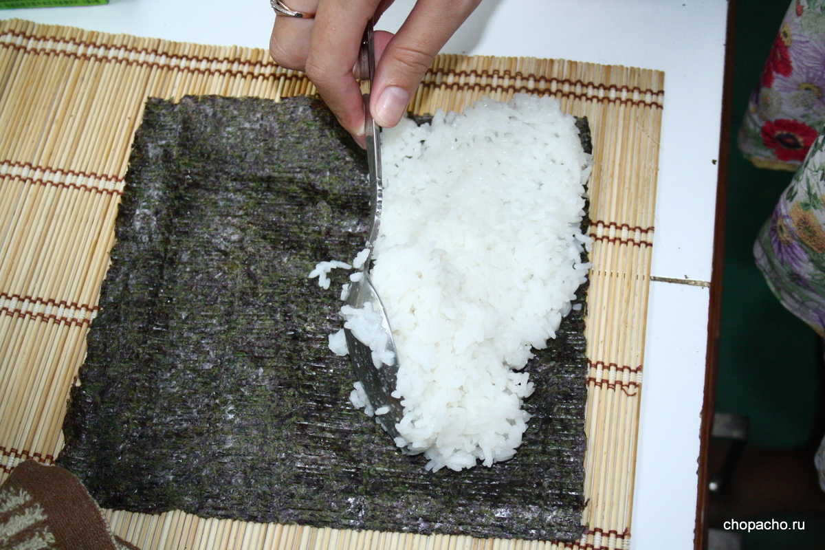 рис на листе морской капусты
