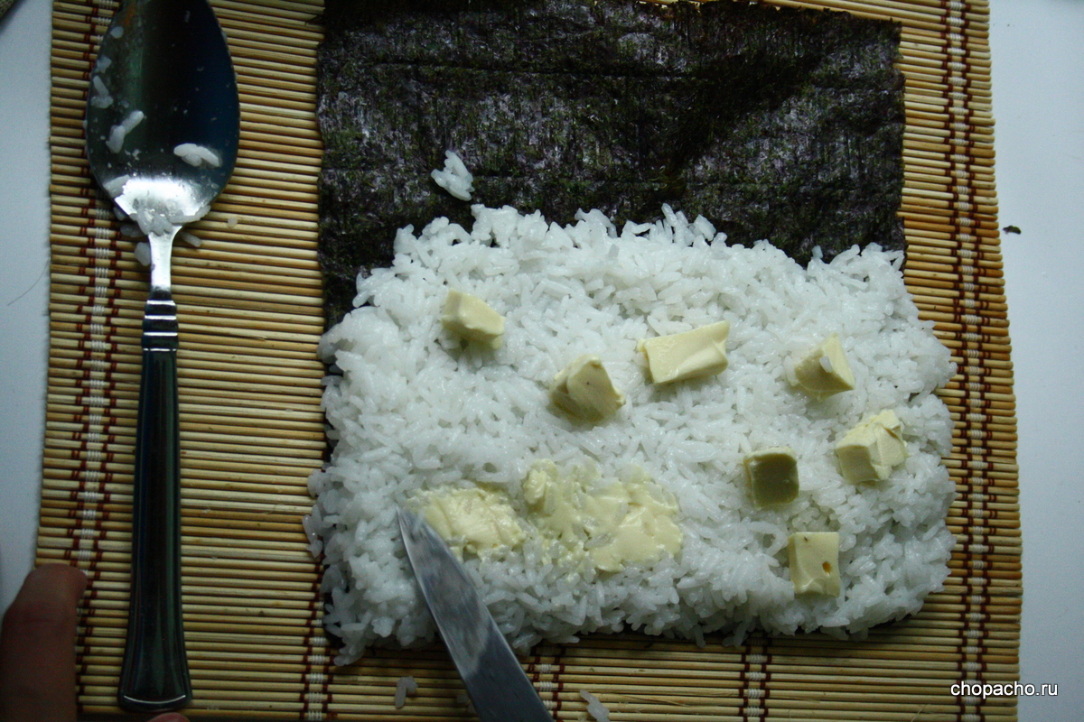 размазываем сыр по рису