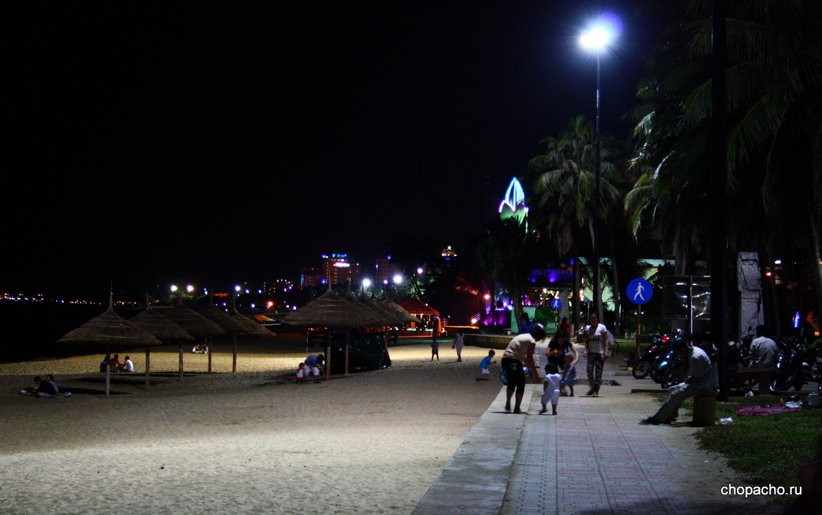 Городской пляж Нячанга вечером