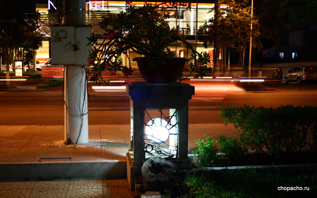 Вечернее освещение улицы вдоль набережной Нячанга