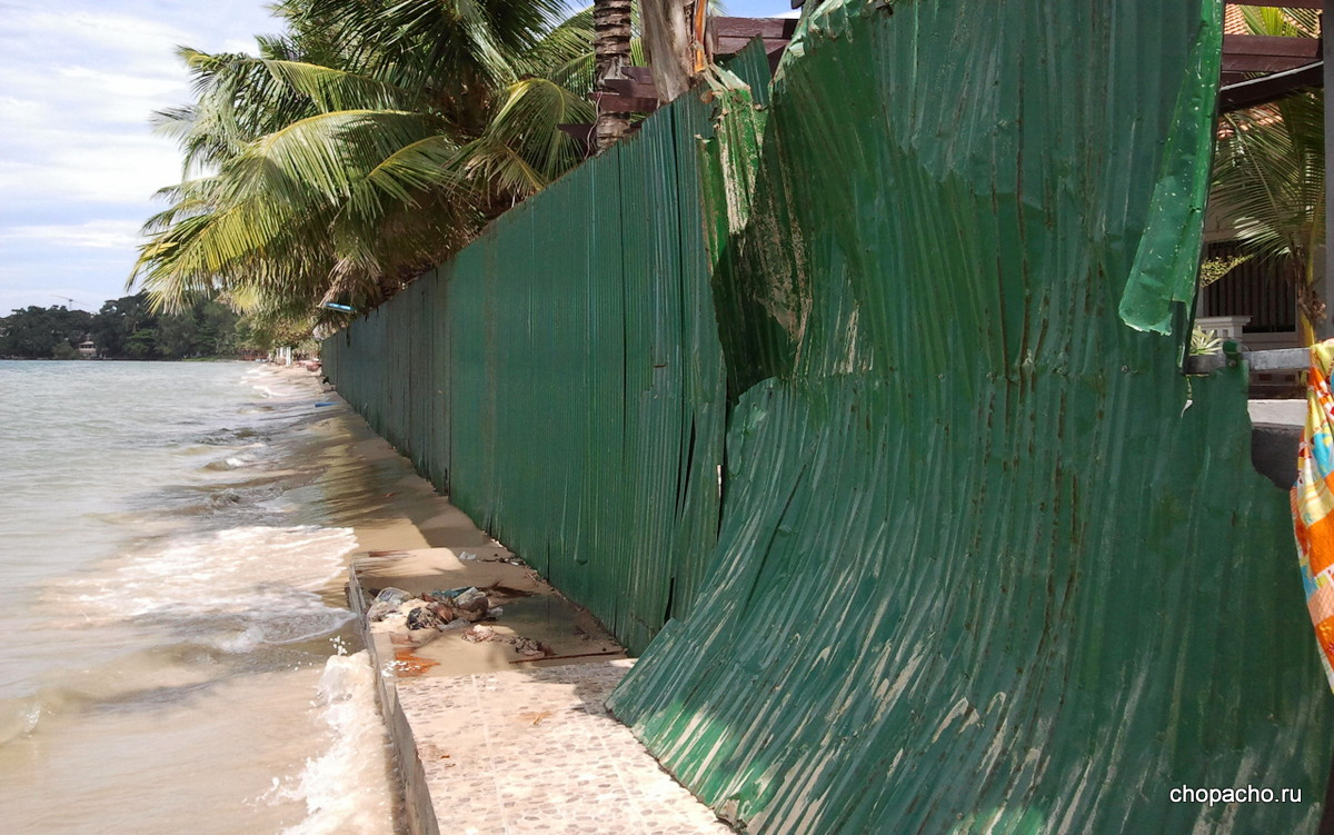 Забор на пляже Виктори в Сиануквиле