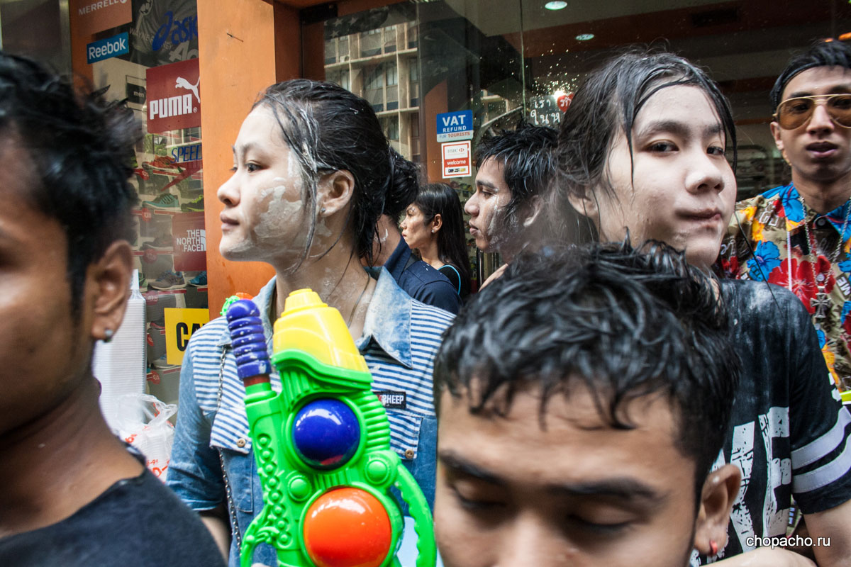 Все были измазаны тальком. Празднование Сонгкрана 2014 в Бангкоке