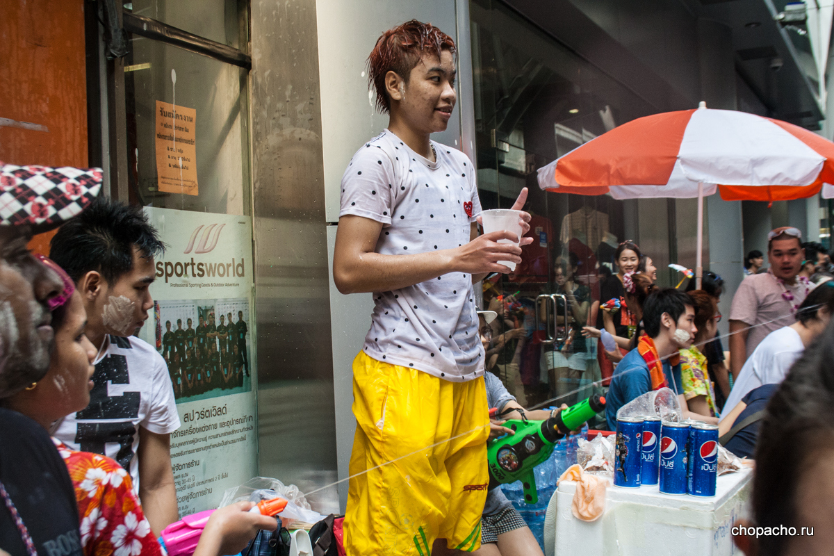 Продавцы воды и талька поливают прохожих. Празднование Сонгкрана 2014 в Бангкоке