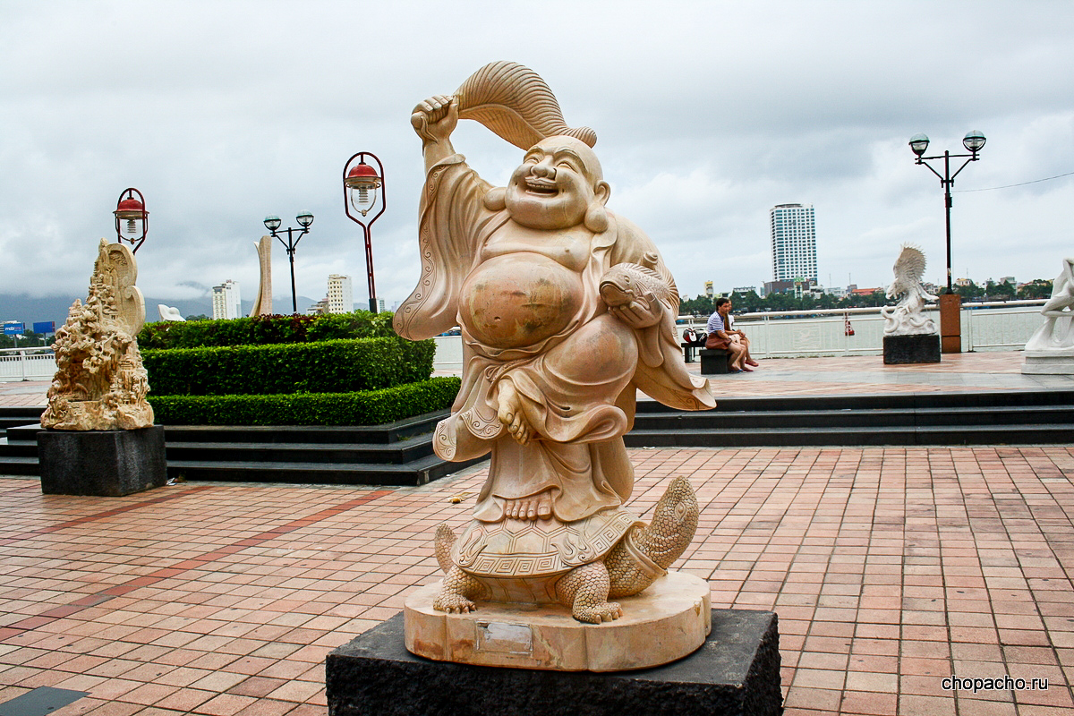 Набережная Дананга заставленная статуями
