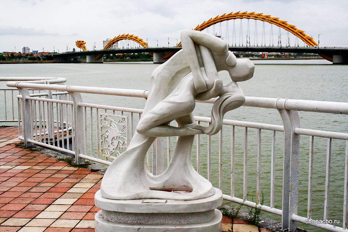 Романтичная статуя влюблённых на набережной Дананга