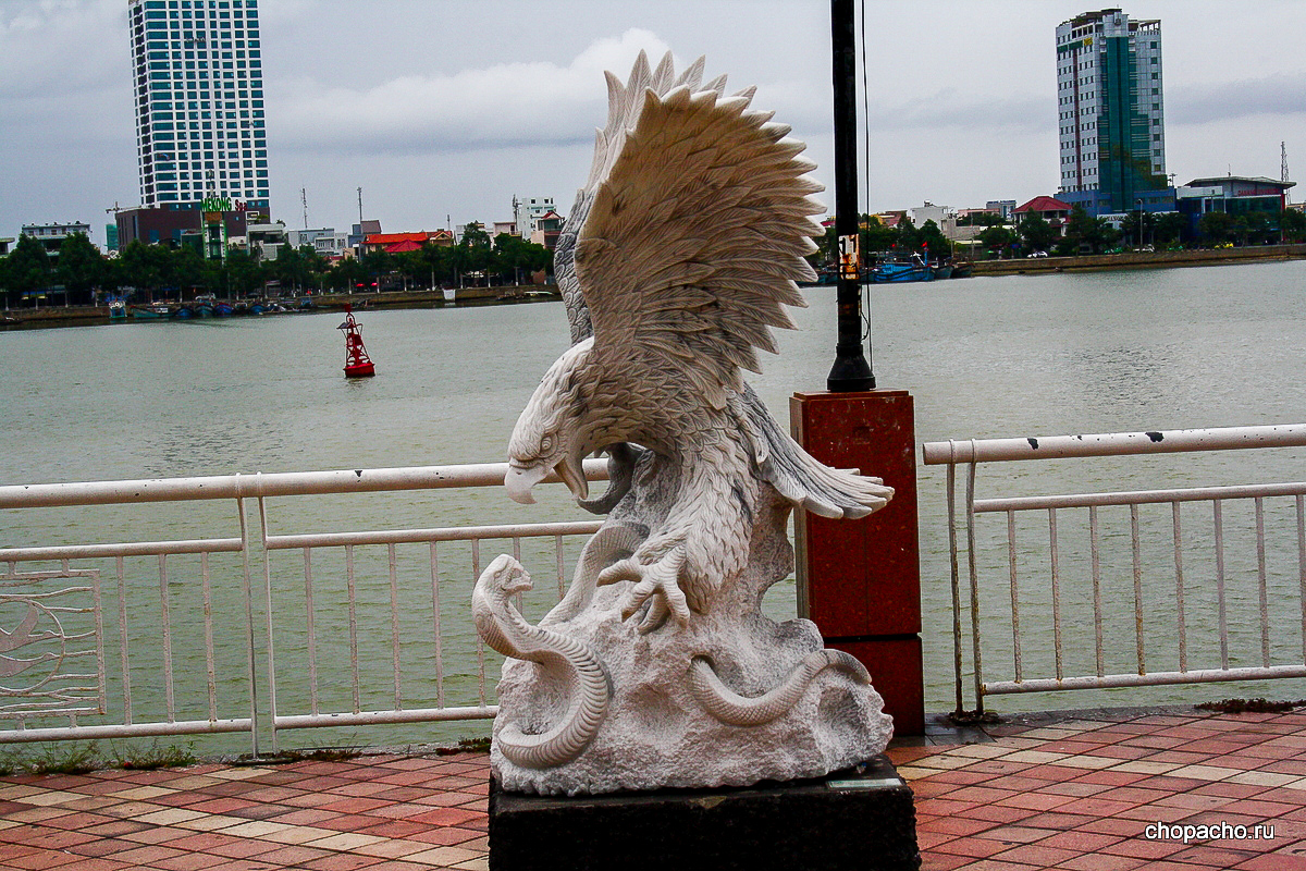 Статуя орла и змеи в Дананге