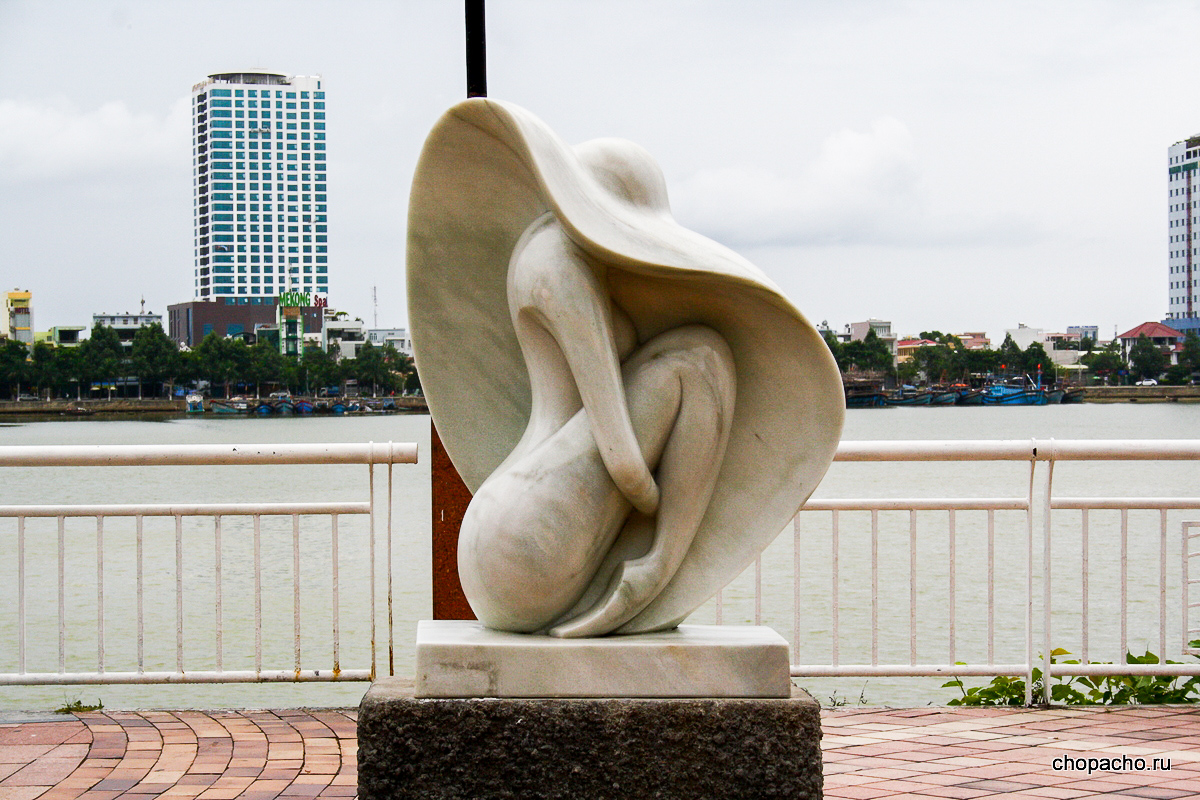 Авангардная статуя девушки в шляпе на набережной Дананга