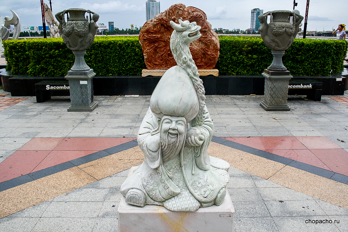 Статуя забавного старичка на набережной Дананга