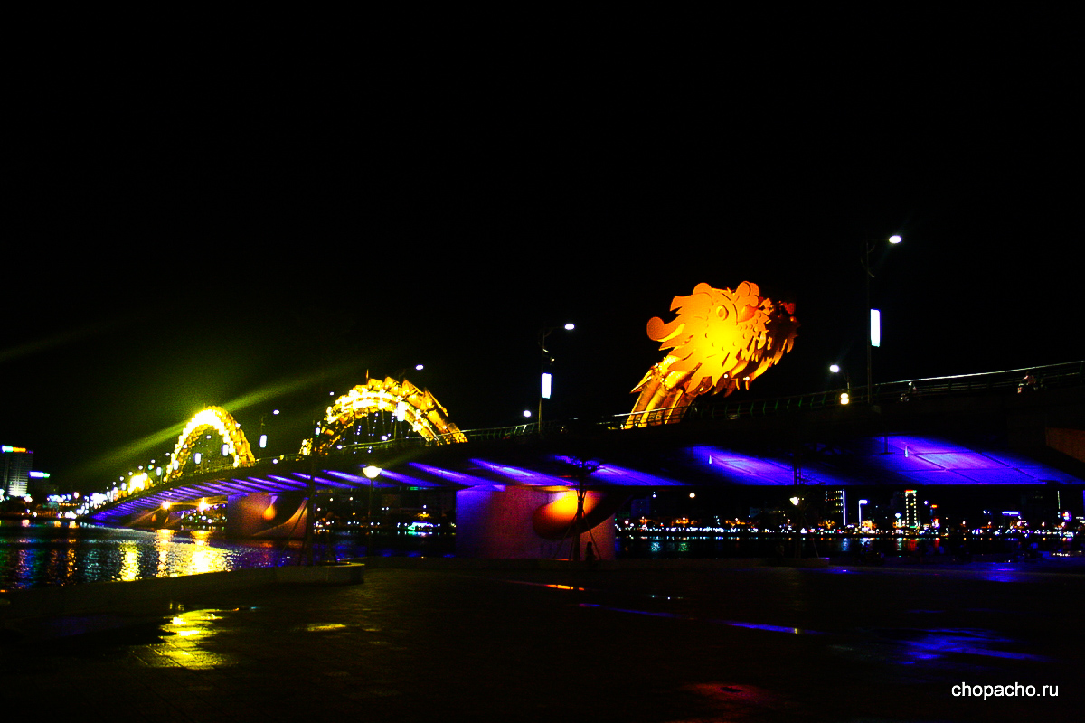 Мост пронзённый драконом с ночной подсветкой