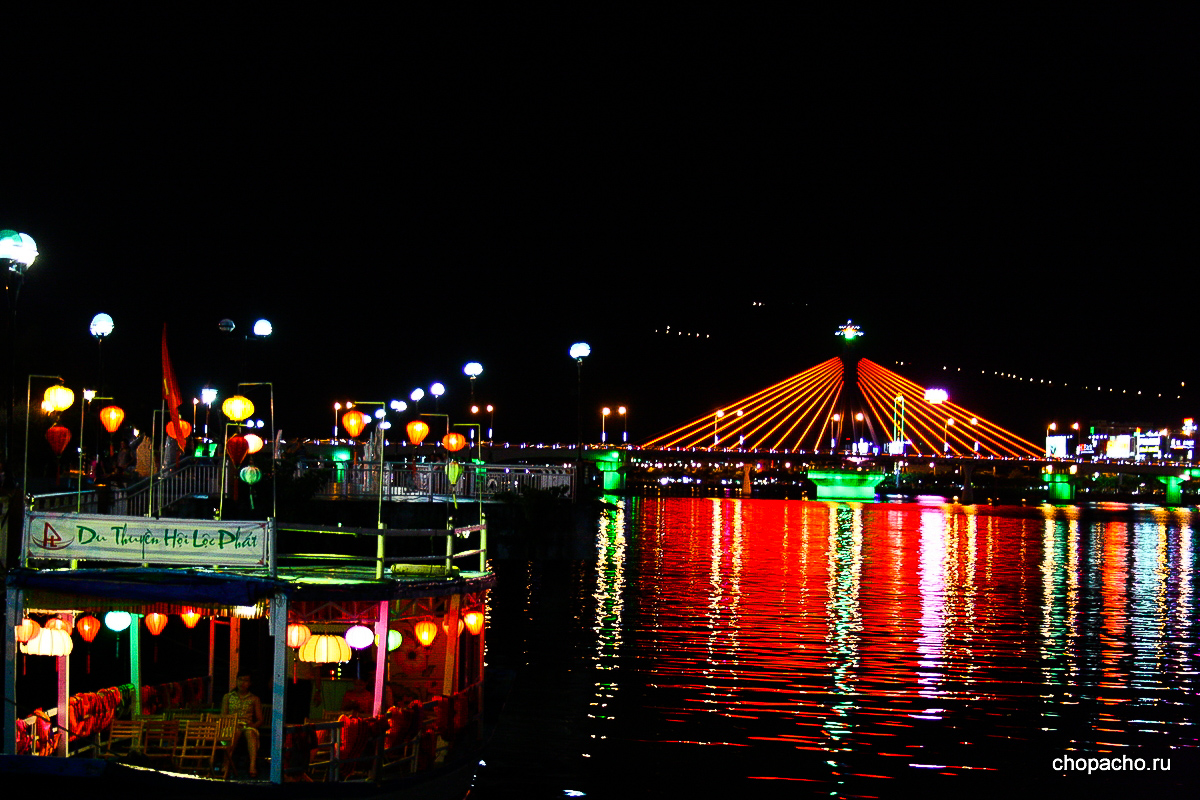 Красивый подсвеченный мост в Дананге
