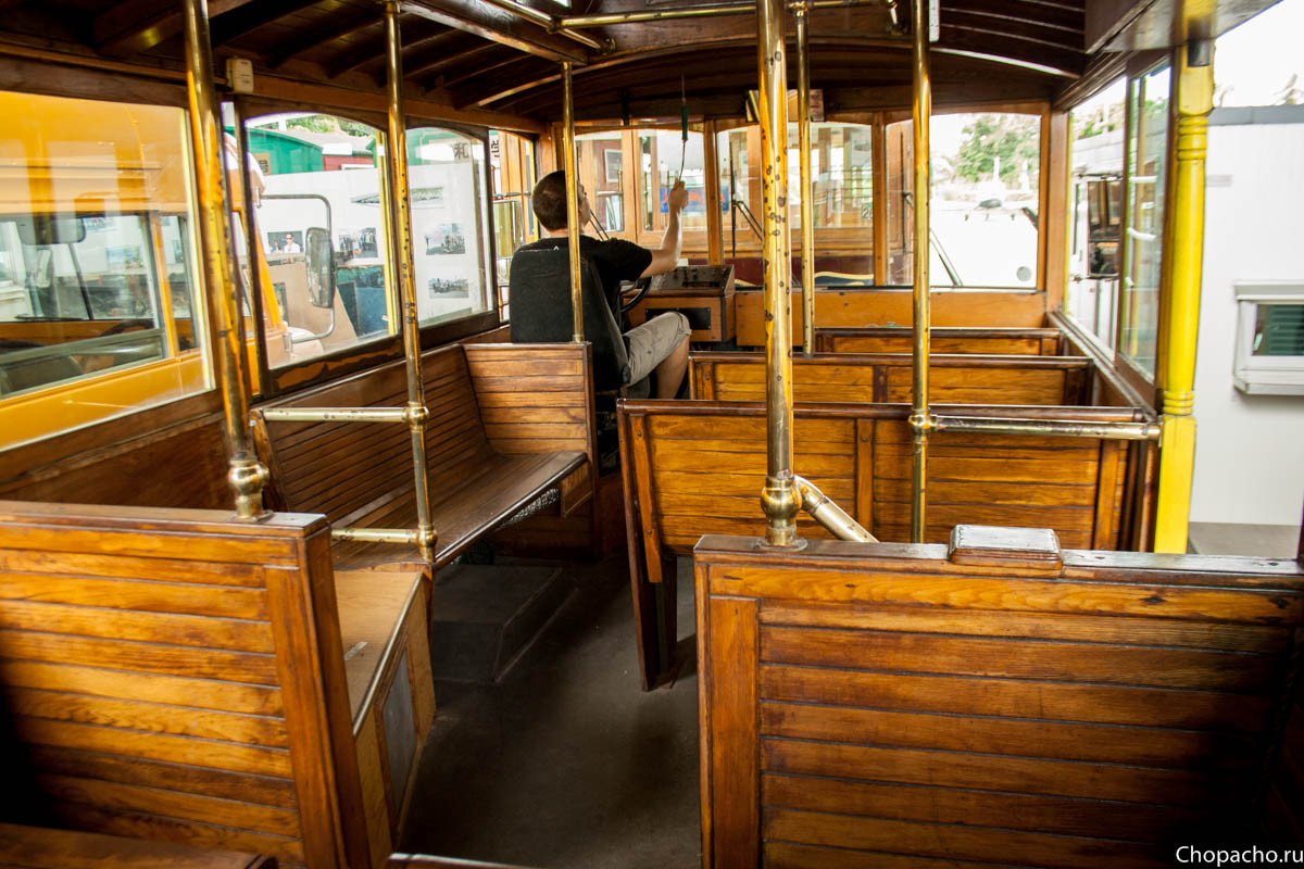 салон деревянного автобуса