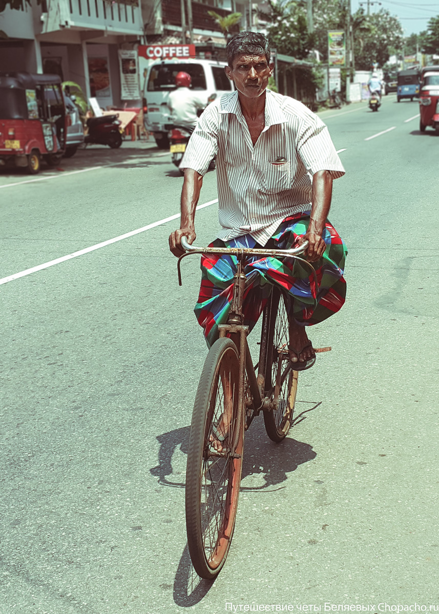 Мужчины носят саронг — подобие юбки. Шри-Ланка, март, 2015