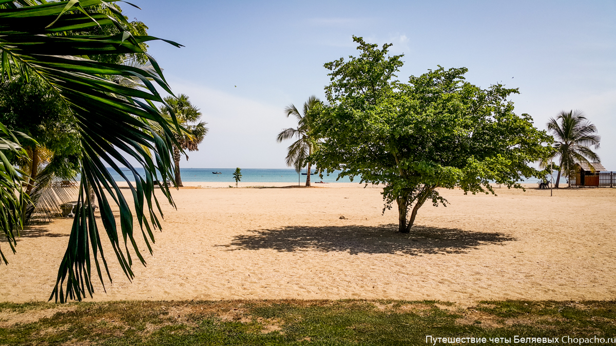 Пляж отеля Sun Aqua Pasikudah в Пасикуде, Шри-Ланка 2015