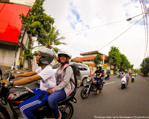 Уличное движение на Бали. Байки в аренду.