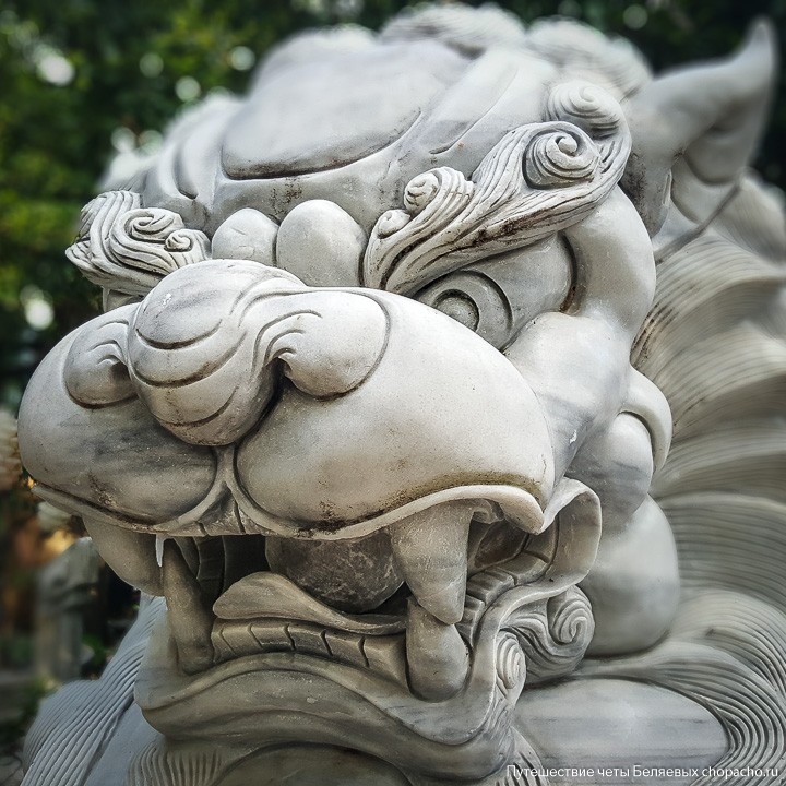Скульптура льва в пагоде Нячанга