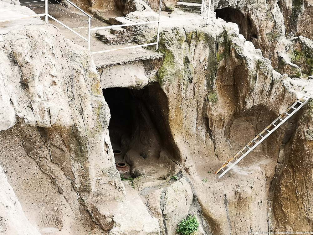 Разрушенная пещера с квеври