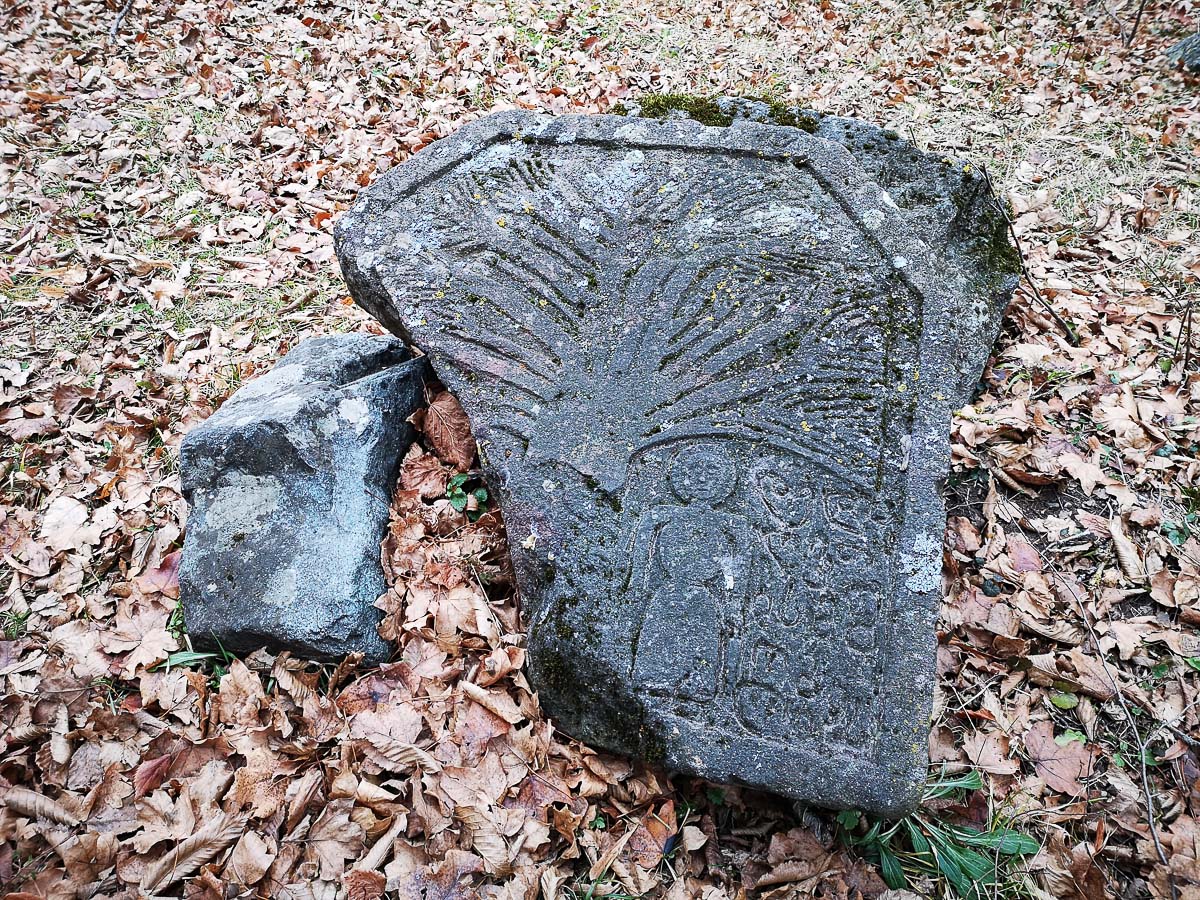 Резной камень с древним рисунком в Грузии